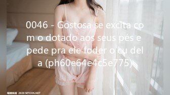 0046 - Gostosa se excita com o dotado aos seus pés e pede pra ele foder o cu dela (ph60e64e4c5e775)